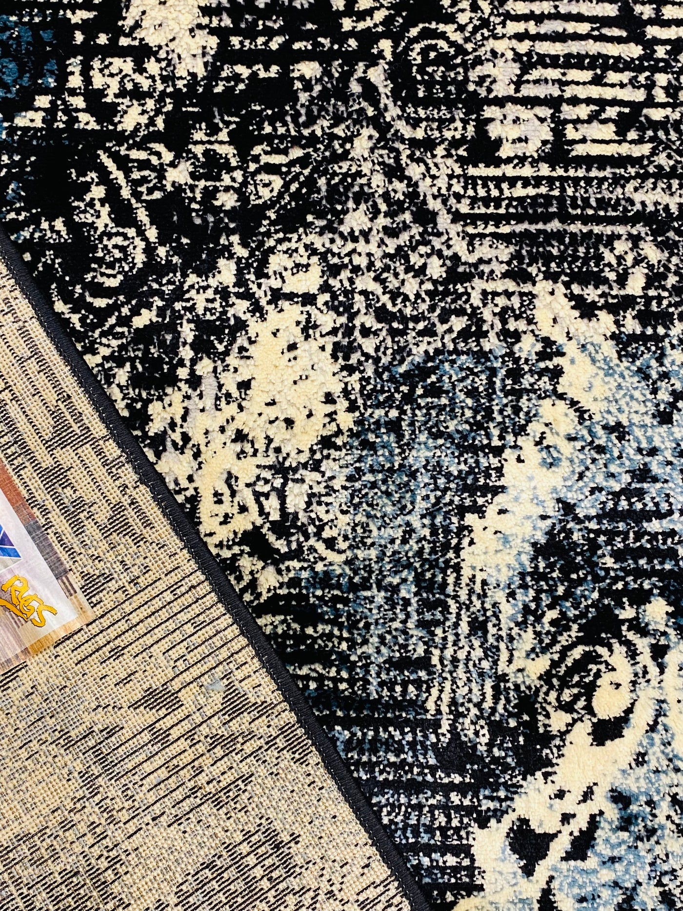 MODERN POLYPROPYLENE RUG