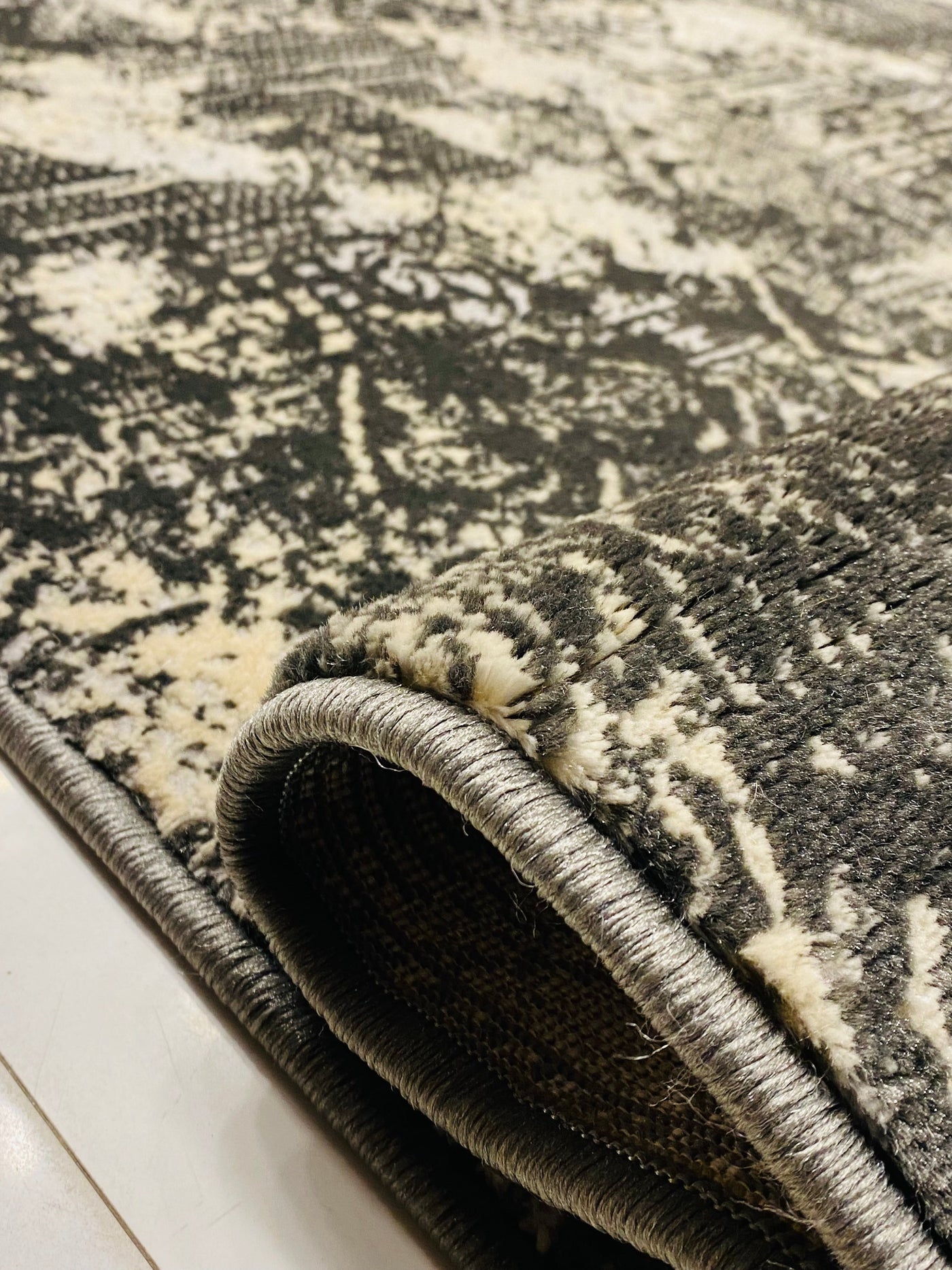 MODERN POLYPROPYLENE RUG
