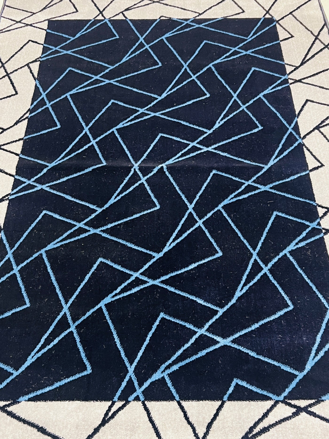 MODERN POLYPROPYLENE RUG