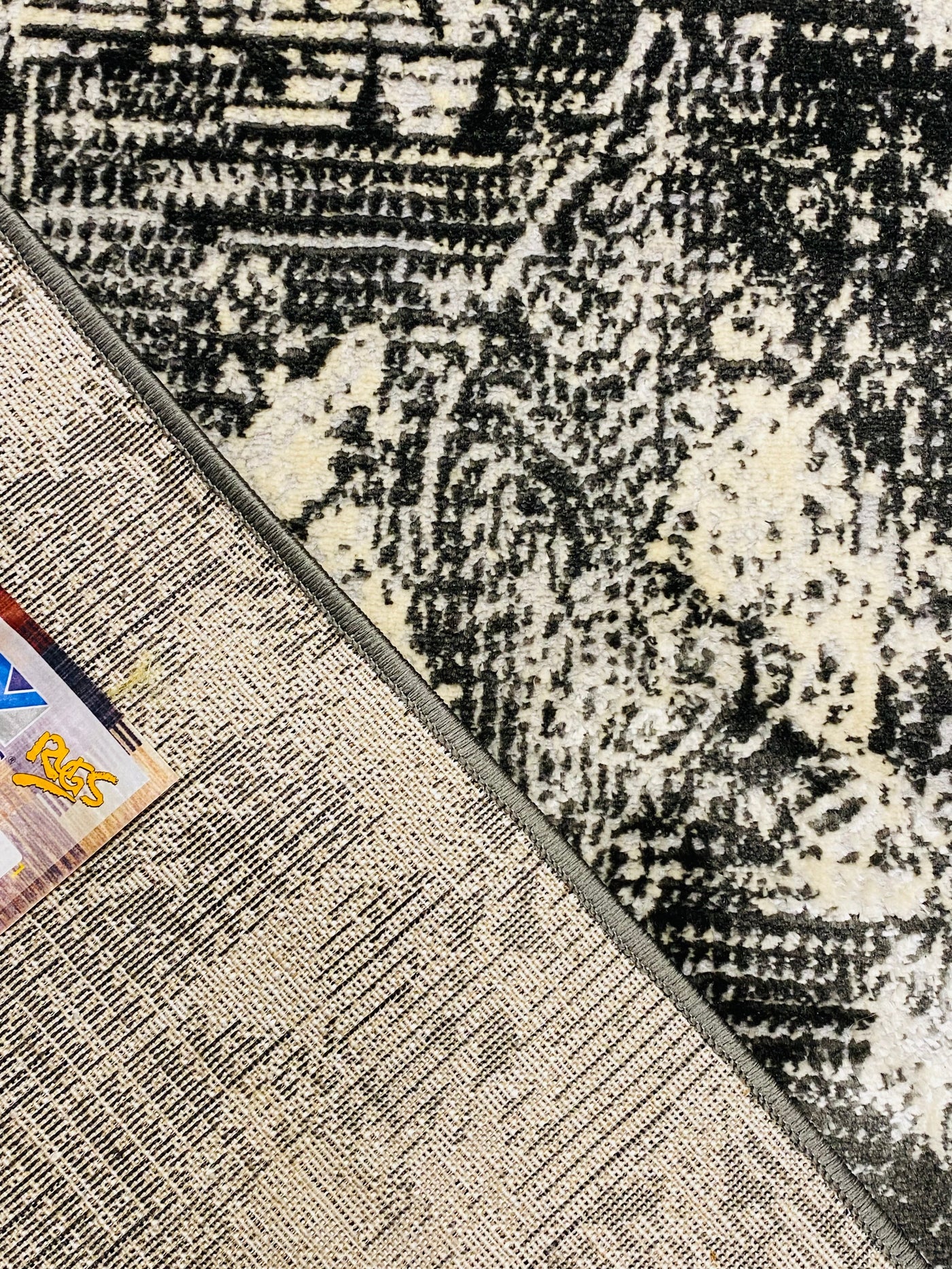 MODERN POLYPROPYLENE RUG