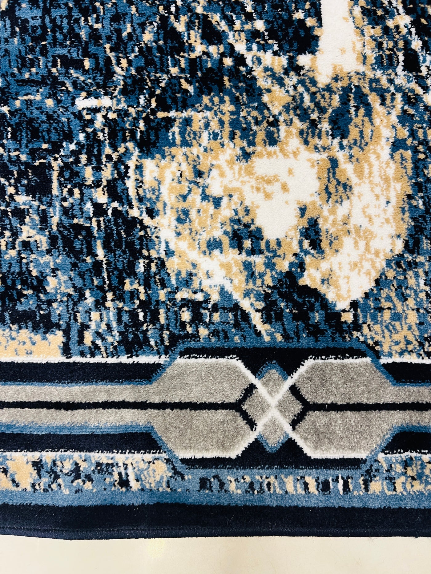 MODERN POLYPROPYLENE RUG