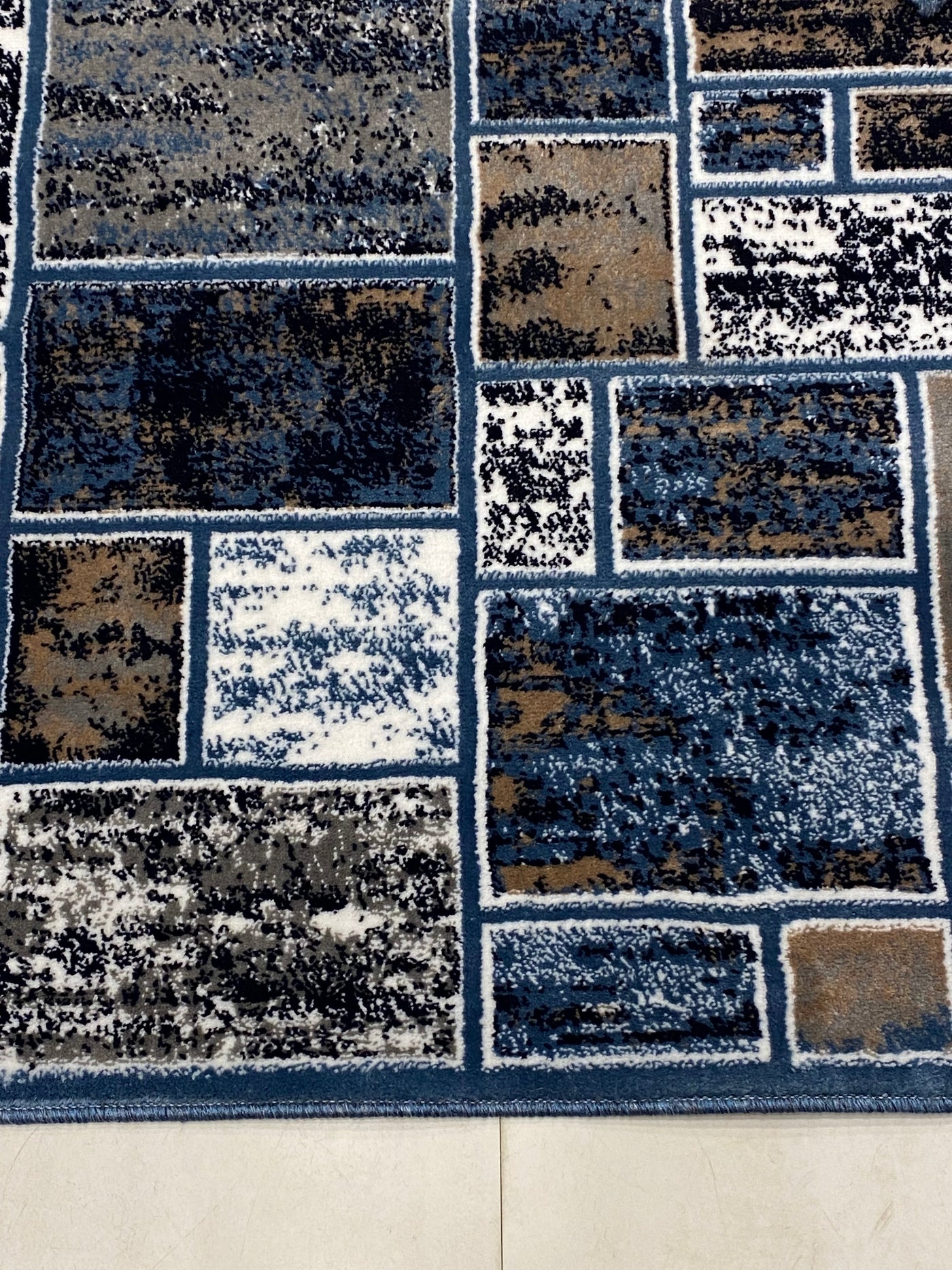 MODERN POLYPROPYLENE RUG