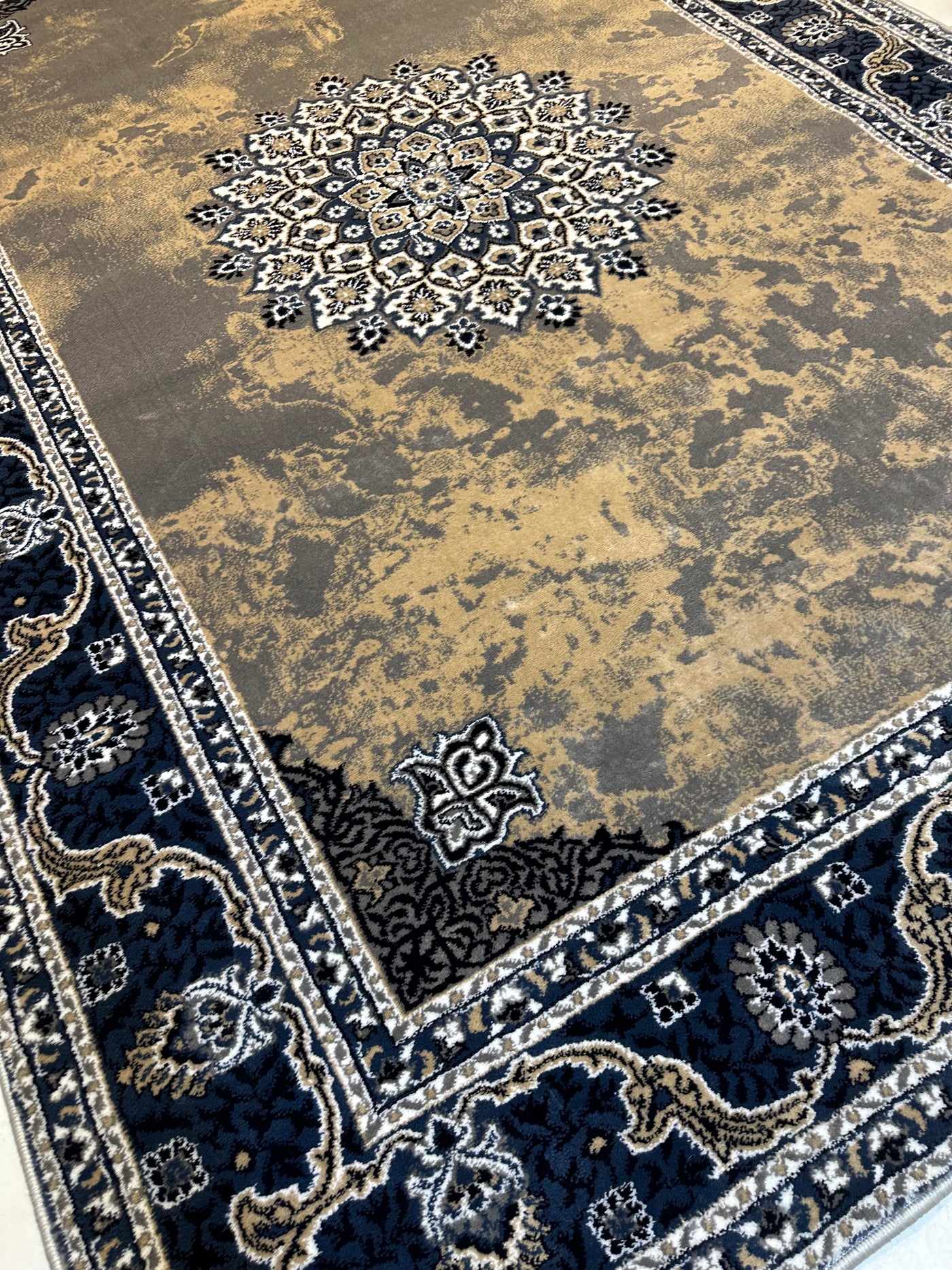 TRADITIONAL POLYPROPYLENE YARN RUG