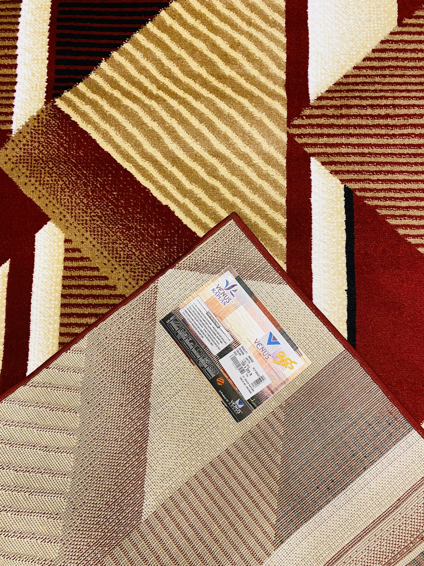 MODERN POLYPROPYLENE RUG