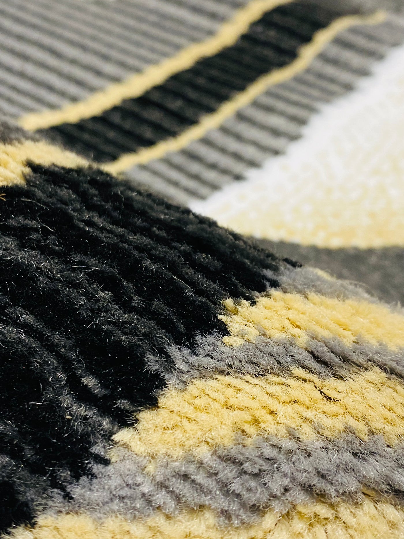 MODERN POLYPROPYLENE RUG