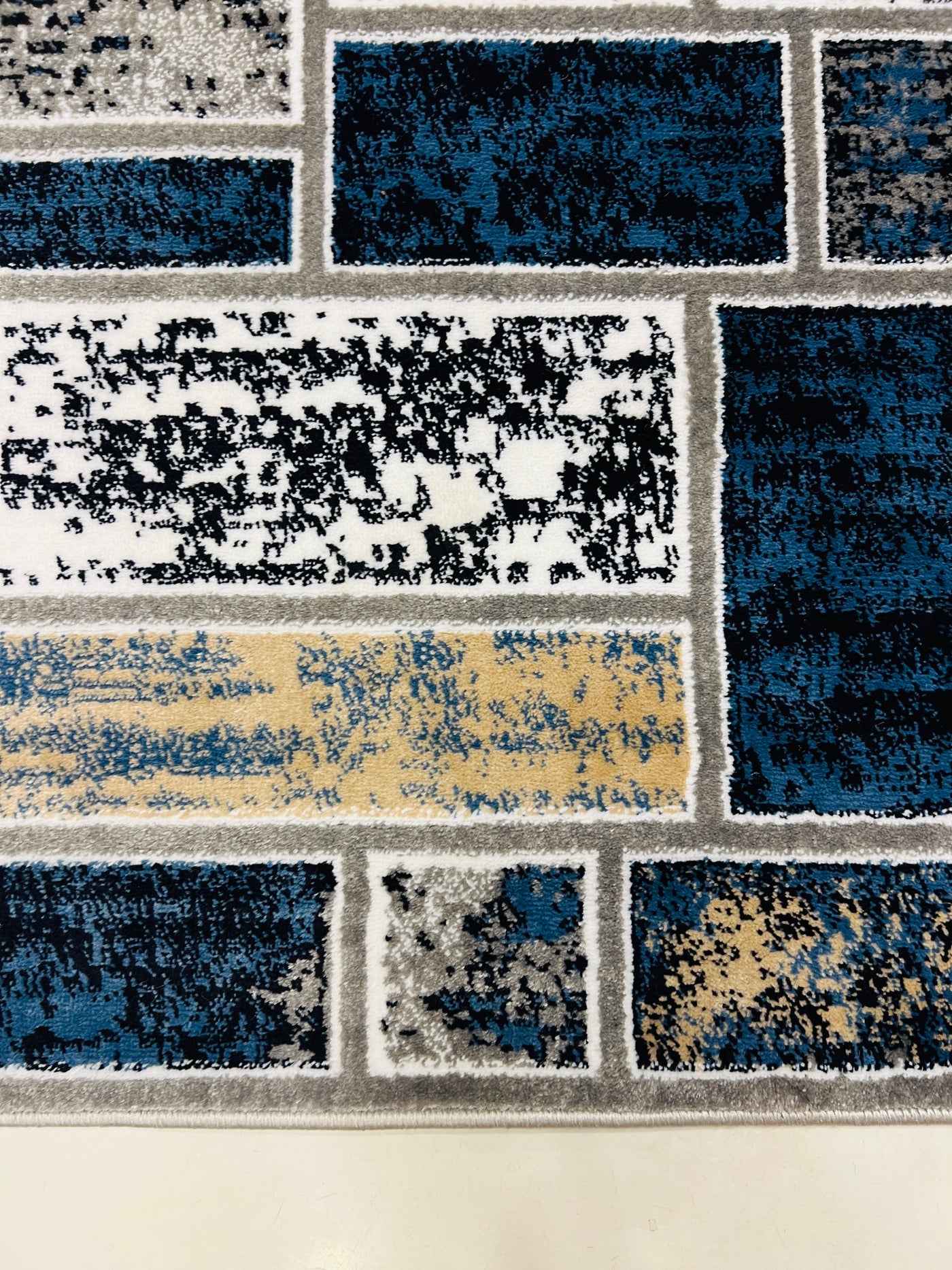 MODERN POLYPROPYLENE RUG